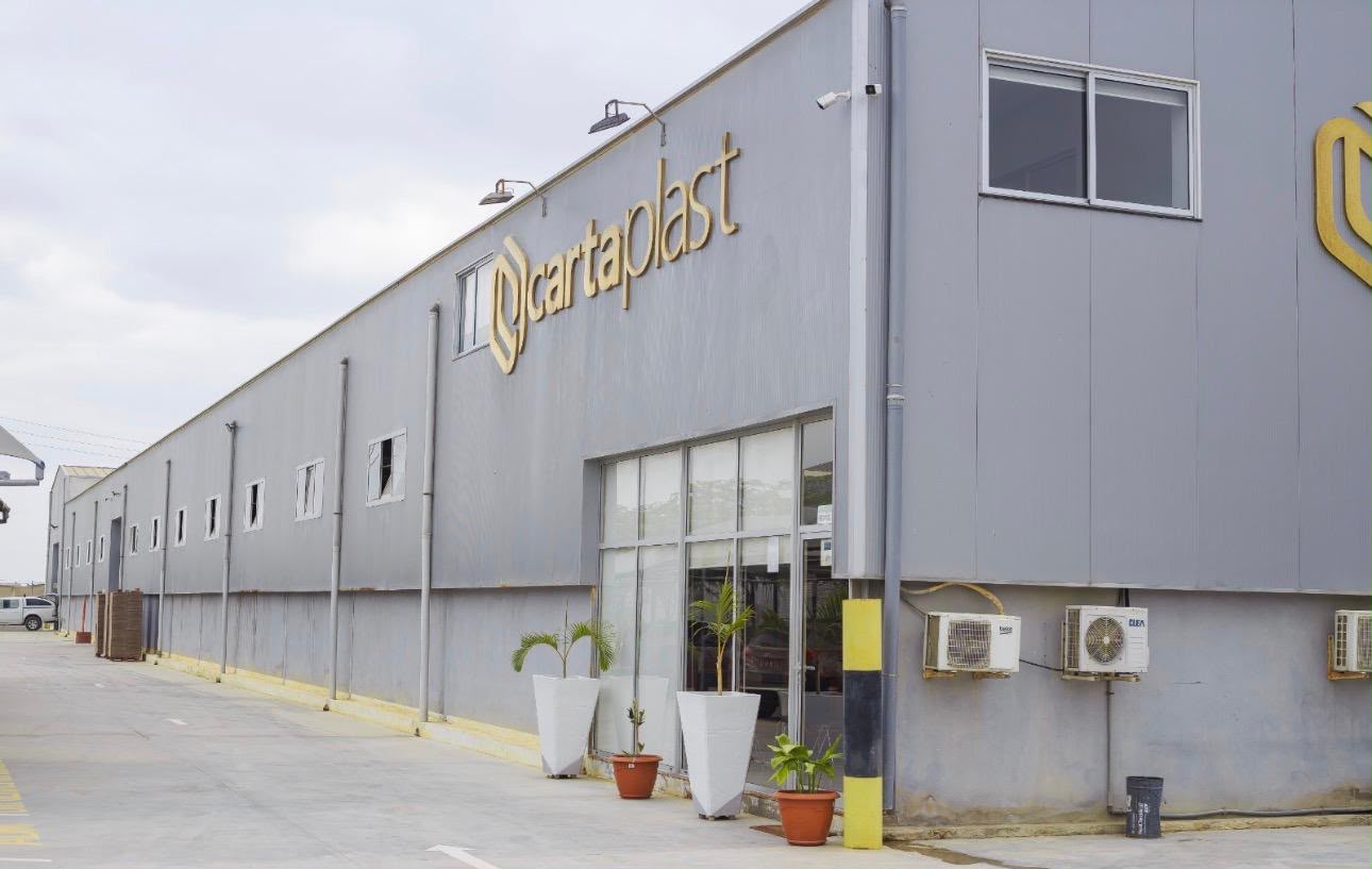 Fachada da fábrica da Cartaplast